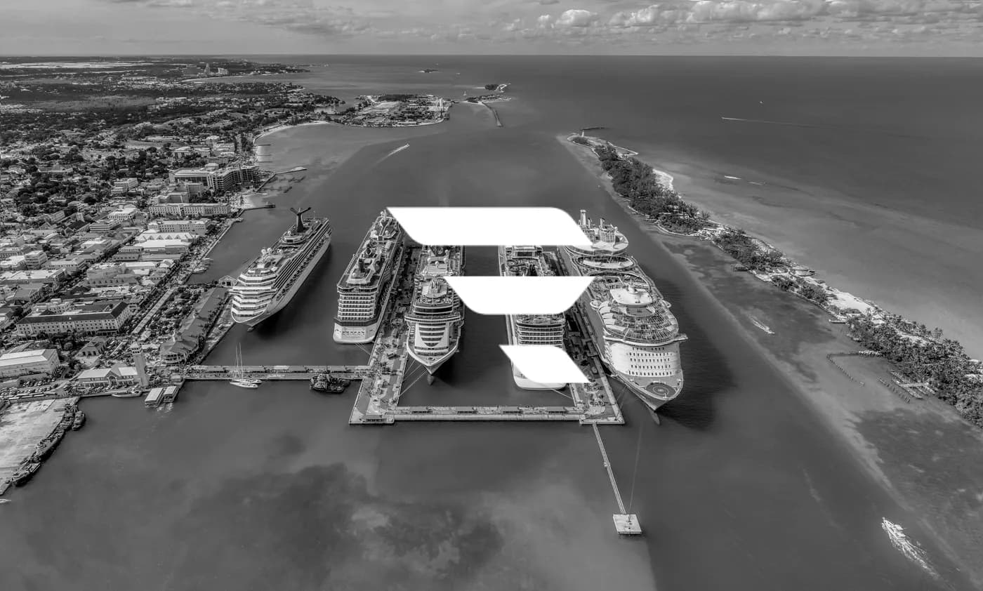Vista aérea de cruceros atracados en el puerto de una isla tropical
