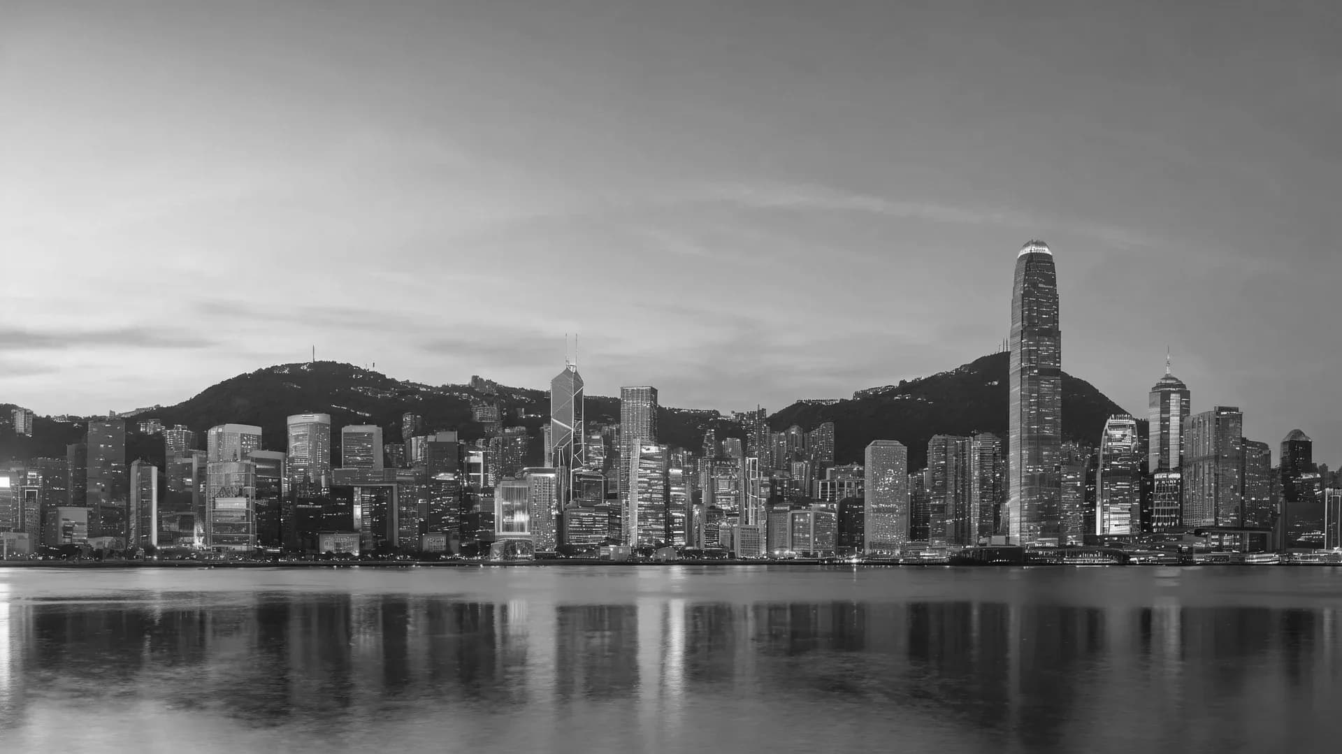 De skyline van Hongkong bij schemering
