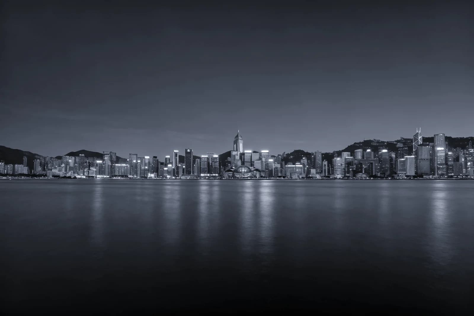 Victoria Harbour, en Hong Kong, al anochecer